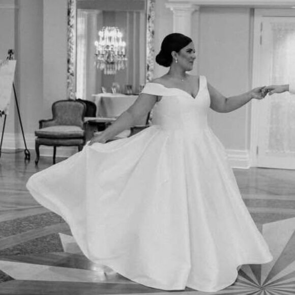 Essence of Australia Modern-Classic Wedding Dress - Bridal Size 20 - Picture 3 of 6